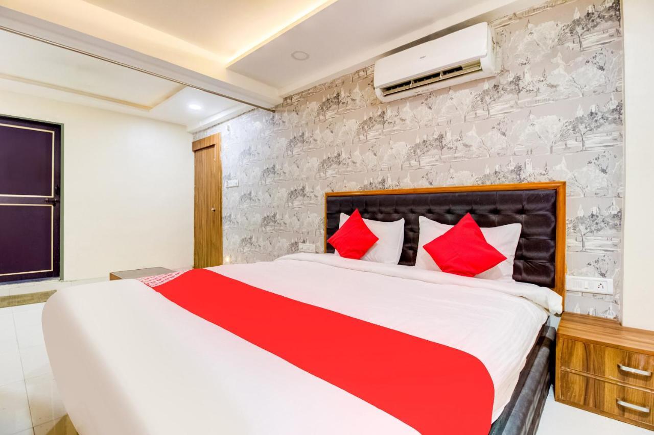Oyo 81625 Hotel Radhika Manmad Kültér fotó