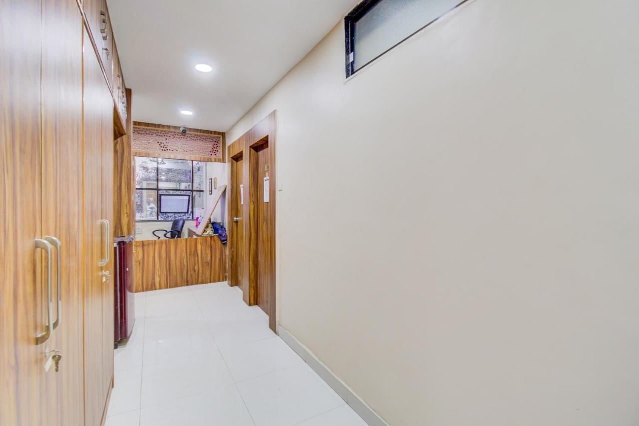 Oyo 81625 Hotel Radhika Manmad Kültér fotó