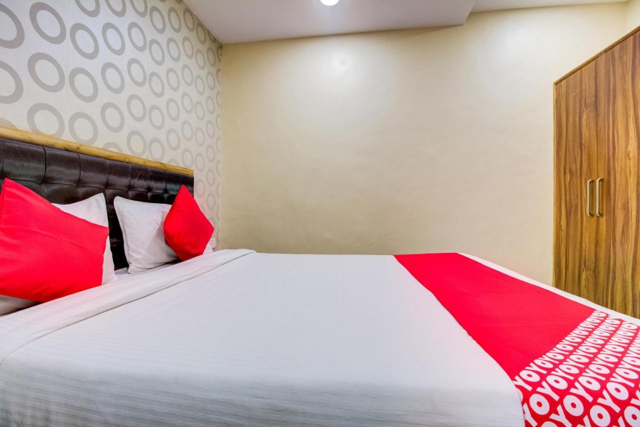 Oyo 81625 Hotel Radhika Manmad Kültér fotó