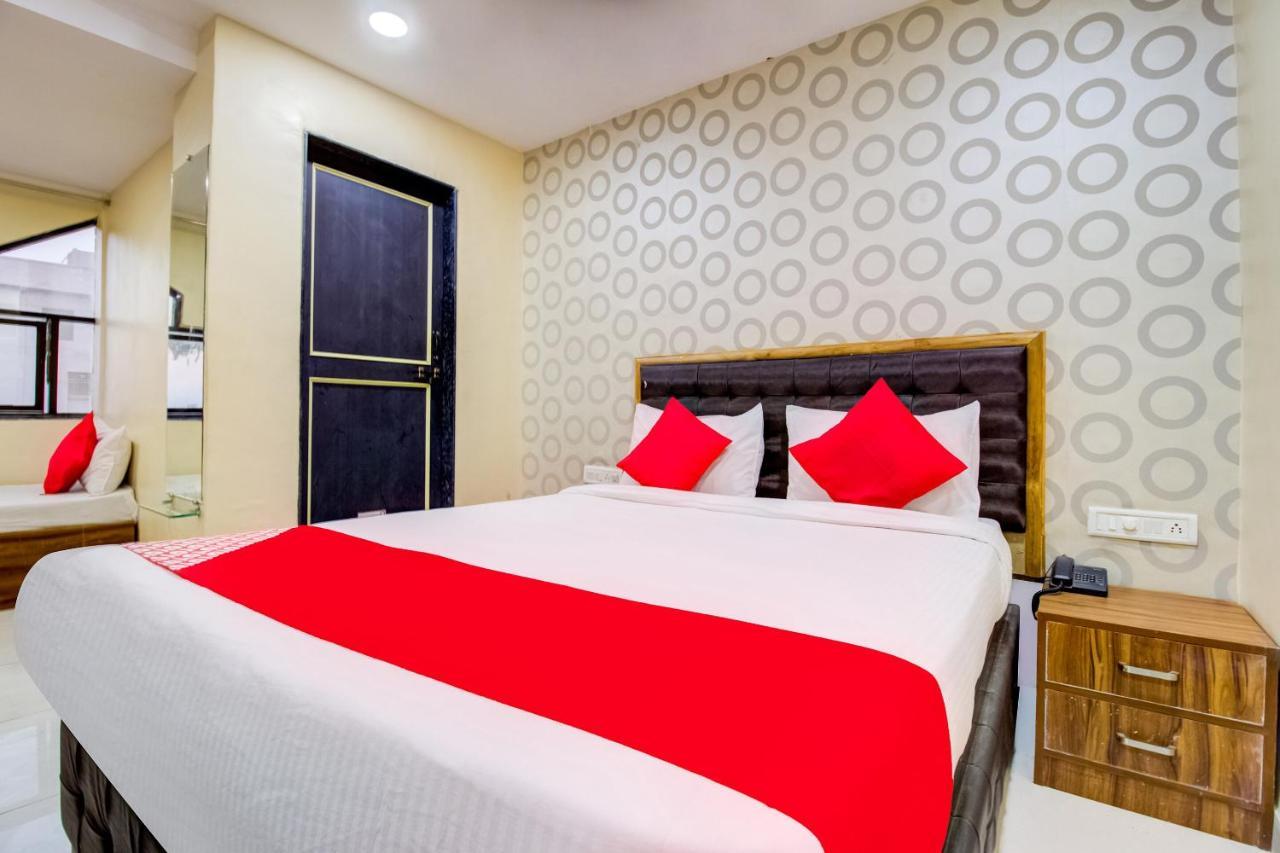 Oyo 81625 Hotel Radhika Manmad Kültér fotó