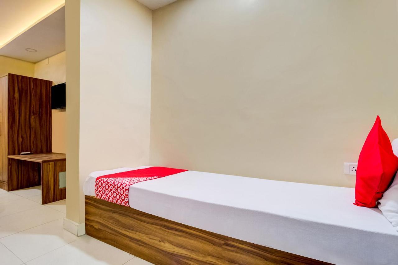 Oyo 81625 Hotel Radhika Manmad Kültér fotó